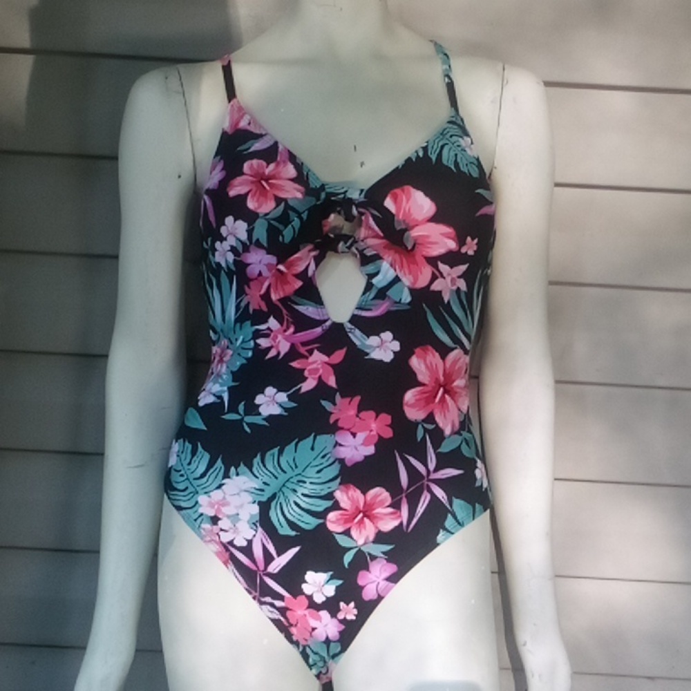 NWOT "Shade & Shore" 1 pc  bathingsuit
